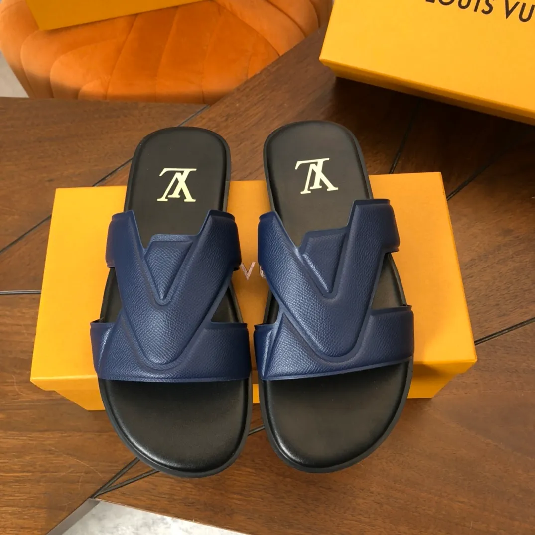 Factory price: 270💰LV counters are selling new brand luxury men's slippers, casual, loose and comfortable. The must-have model in the picture above [Happy][Happy], multiple colors available Size: 38-44, customized 45